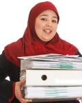 allochtone vrouw met hoofddoek draagt klasseermappen