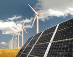 zonnepanelen op de voorgrond met windmolenpark op de achtergrond de