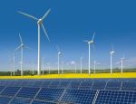 zonnepanelen in landschap met windmolens en koolzaadveld