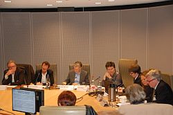 pannelleden (L. Moens, W. De Klerck, P. Van Humbeeck, C. Copers, T. Buyse, C. Smolders, G. Bouckaert) open SERV-raad