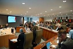 zicht op zaal met deelnemers open SERV-raad