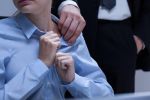 man trekt aan blouse vrouw