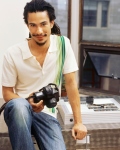 fotograaf zit op werktafel