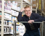 winkelier voor een rek met producten