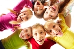 kinderen in een kring die allemaal naar beneden kijken