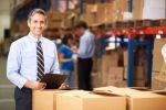 man in pak in distributiecentrum