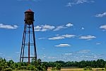 houten watertoren in een weids landschap