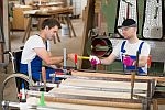 gehandicapten aan het werk in een werkplaats